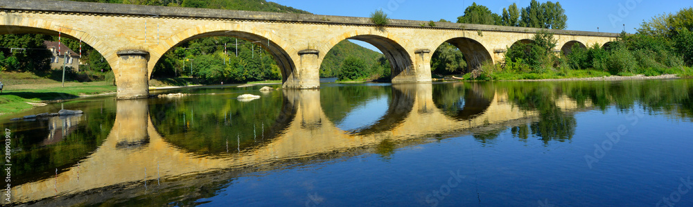 Panoramique le pont vouté de Castelnaud-la-Chapelle (24250), département de la Dordogne en région Nouvelle-Aquitaine, France.