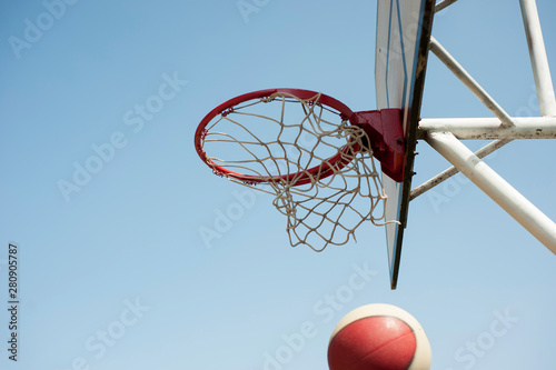 Foto A basketball ball in a ring