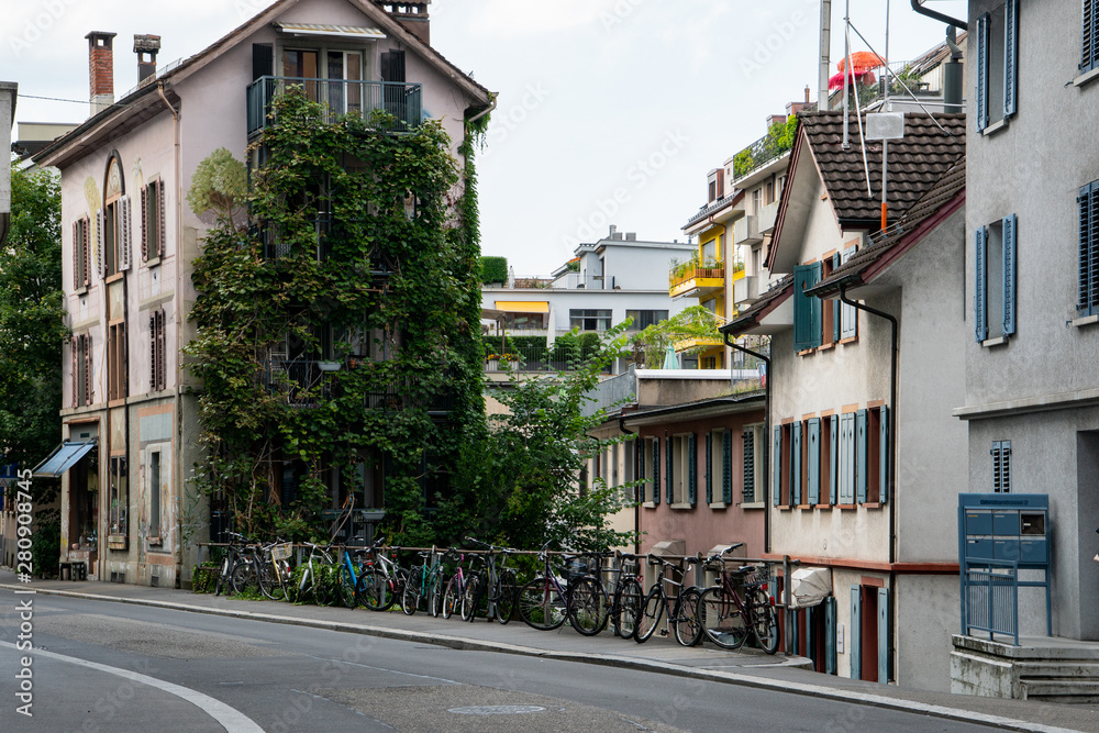 Fahrräder am Strassenrand in Luzern Schweiz