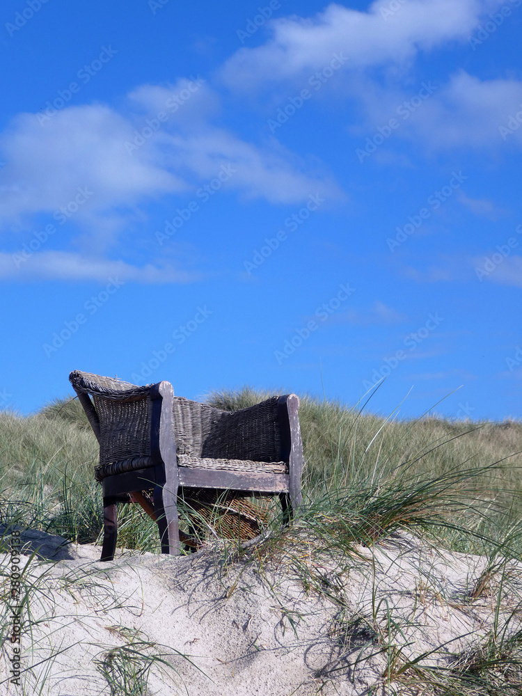 Korbsessel auf Düne am Strand