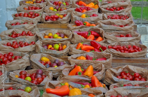 Petits paquets de différentes tomates