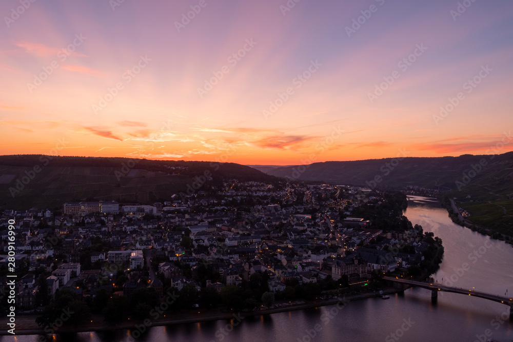 Sonnenuntergang über der Stadt Bernkastel-Kues