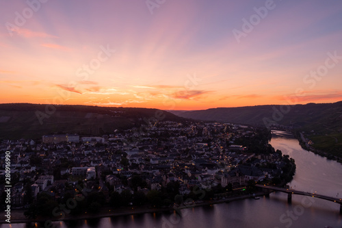 Sonnenuntergang   ber der Stadt Bernkastel-Kues