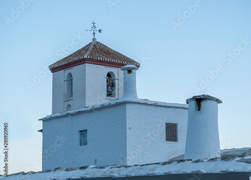 Chimeneas y torre de iglesia
