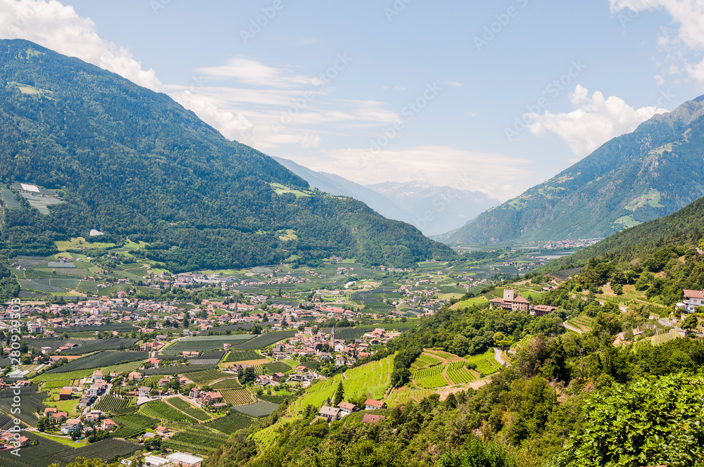 Algund, Waalweg, Dorf, Obstbäume, Weinberge, Vinschgau, Südtirol, Sommer, Italien