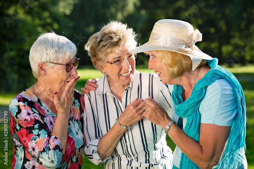 Фотография Family members gossiping and laughing.