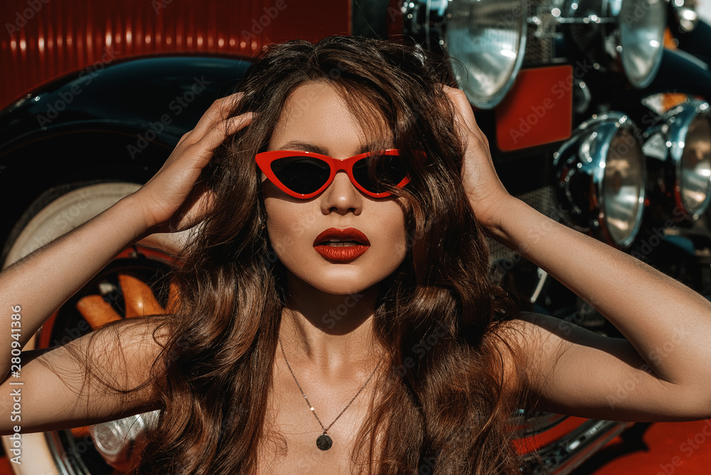 underjordisk Korean skildpadde Outdoor close up portrait of young beautiful elegant woman with long luxury  hair, red lips makeup, wearing trendy red cat eye sunglasses, posing near  retro car, looking at camera Stock-foto | Adobe