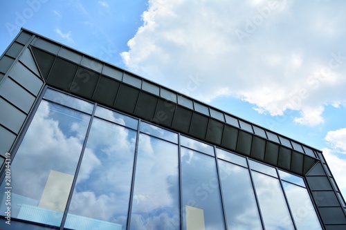 nowoczesny budynek biurowy z błękitne niebo i chmury