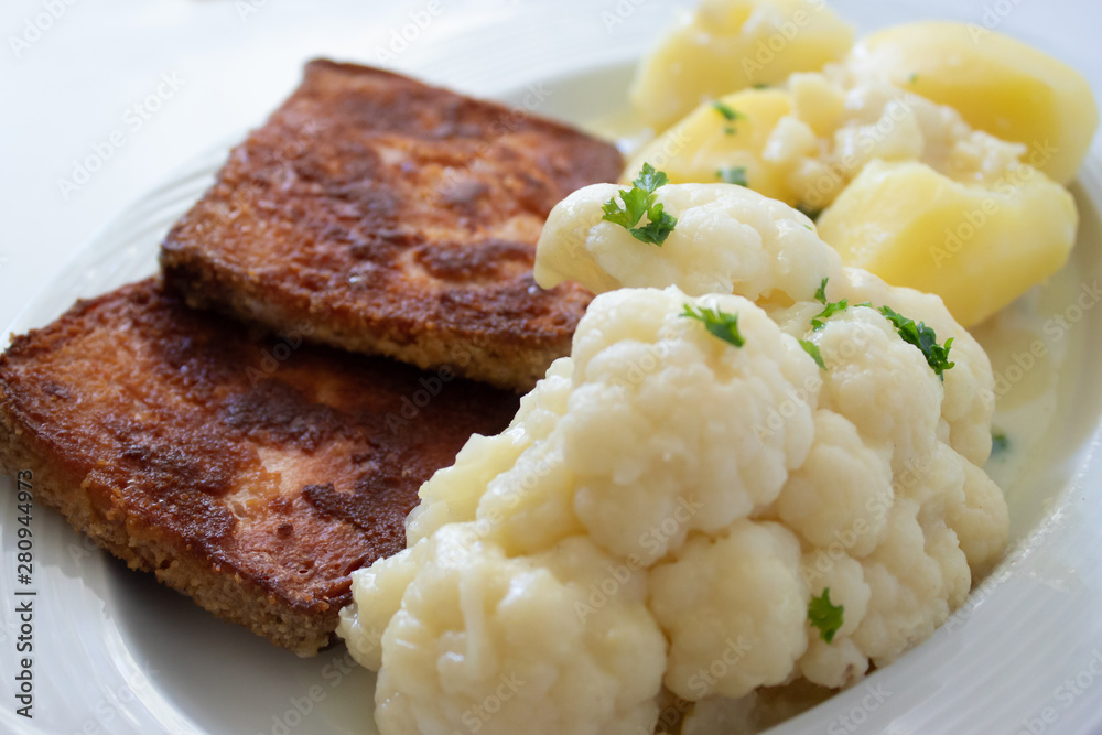 Panierter Leberkäse mit Kartoffeln und Blumenkohl Panierter Leberkäse mit Kartoffeln und Blumenkohl