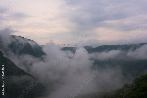 nubosidad sobre la cima de la montaña