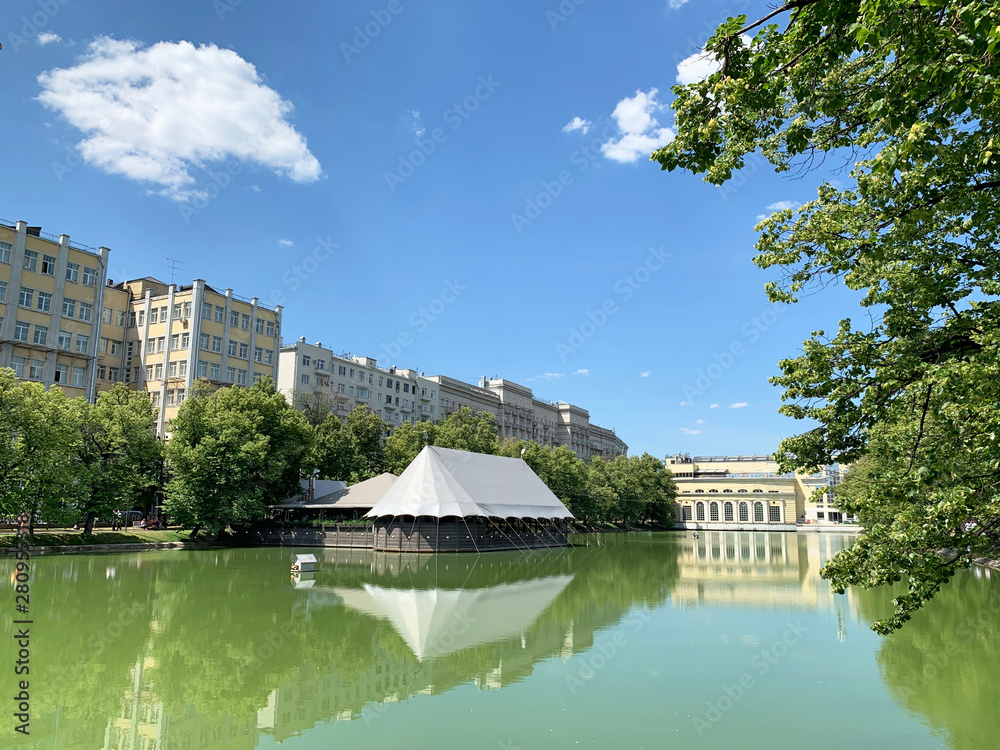 Fototapeta premium Russia. Clean ponds (Chistye Prudy) in sunny June day in Moscow