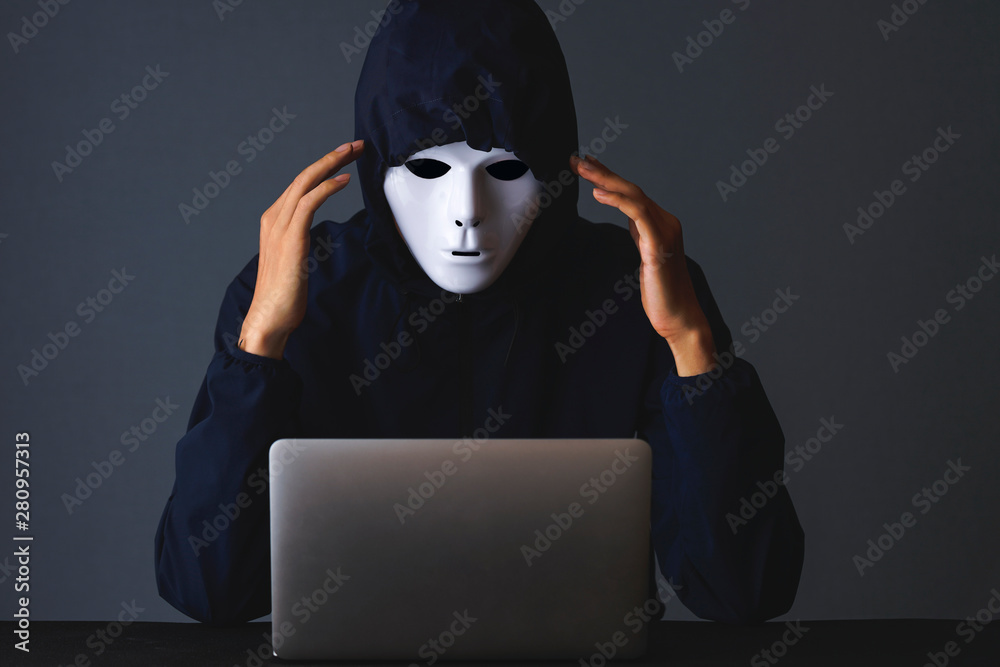 パソコン 白い仮面 男性 Stock 写真 Adobe Stock パソコン 白い仮面 男性 Stock 写真 Adobe Stock