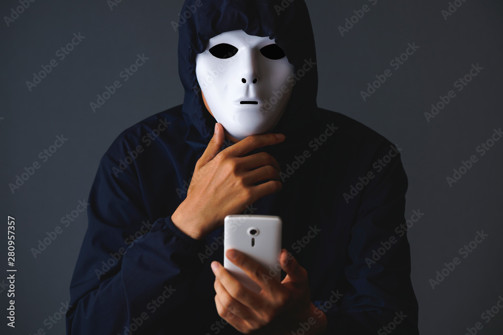 スマートフォン 白い仮面 男性 Stock 写真 Adobe Stock