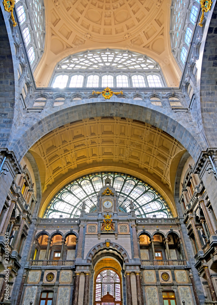 Obraz premium The interior of the Antwerp (Antwerpen), Belgium railway station.