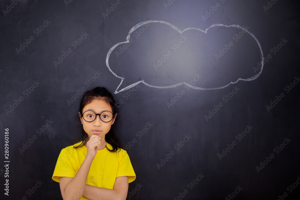 Pensive schoolgirl with an empty cloud bubble - obrazy, fototapety, plakaty 