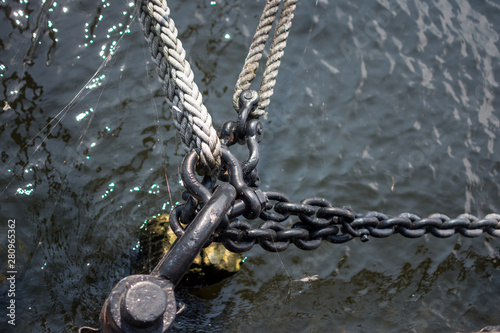 the ropes of the ship attachment chain to the pier
