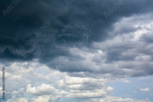 Fototapeta Naklejka Na Ścianę i Meble -  Dark clouds in the sky are signs of rain.