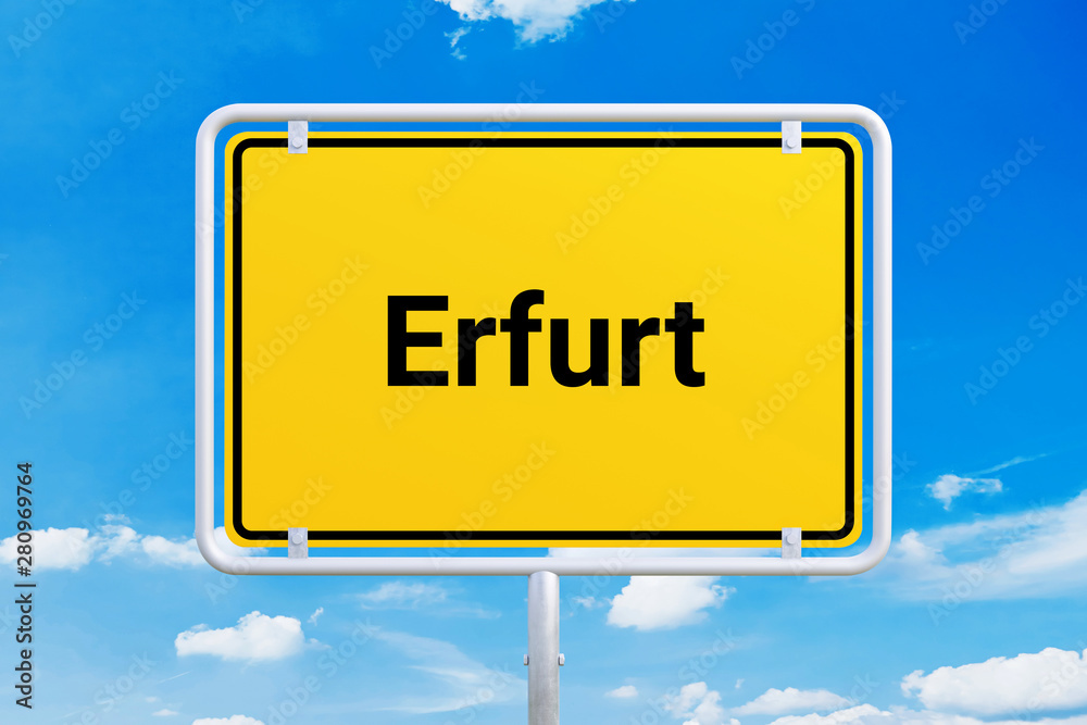 Stadt Erfurt. Gelbes Schild, Ortsschild, Ortseingangsschild. Himmel mit Wolken.