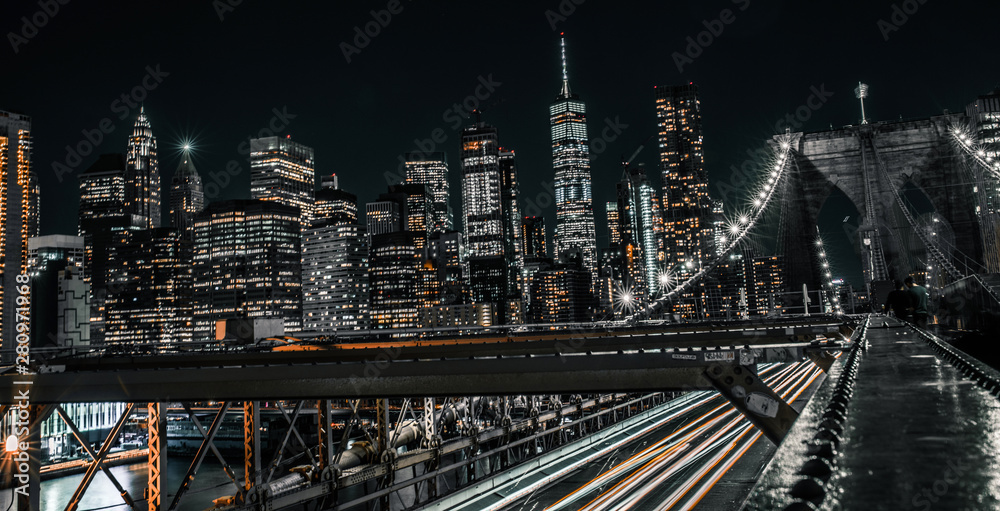 Fototapeta premium Brooklyn Bridge lower Manhattan exposure