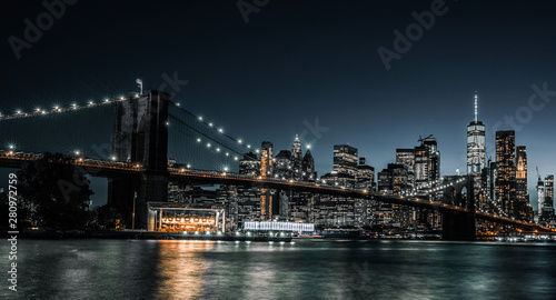 Fototapeta Naklejka Na Ścianę i Meble -  Brooklyn Bridge as night just starts to fall over New York City