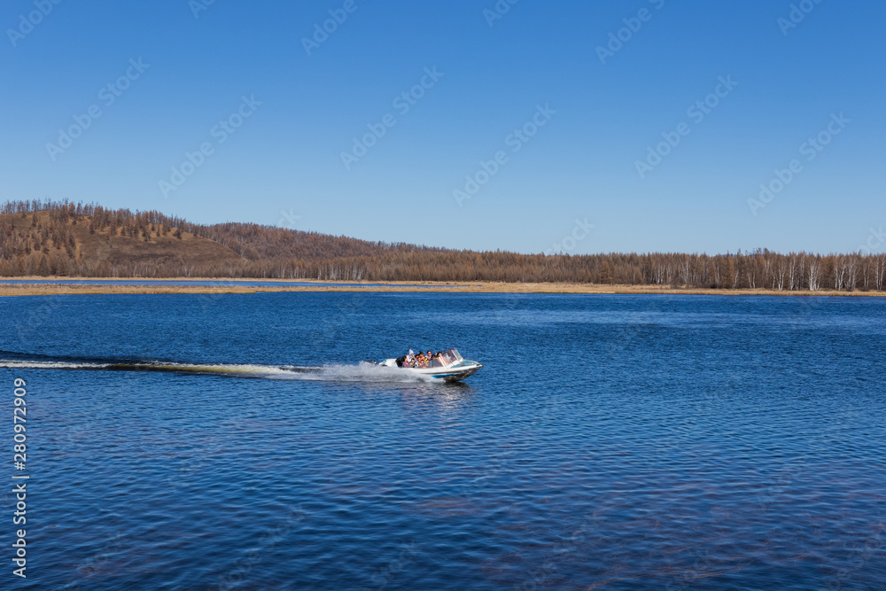 Obraz premium On the waters of the holiday lake, there are speedboats for tourists.