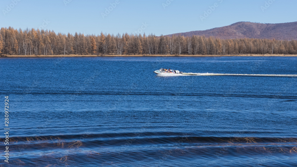 Obraz premium On the waters of the holiday lake, there are speedboats for tourists.