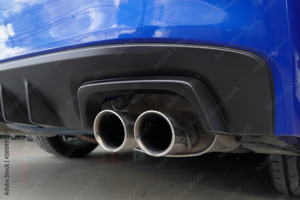 Race car's exhaust pipe design