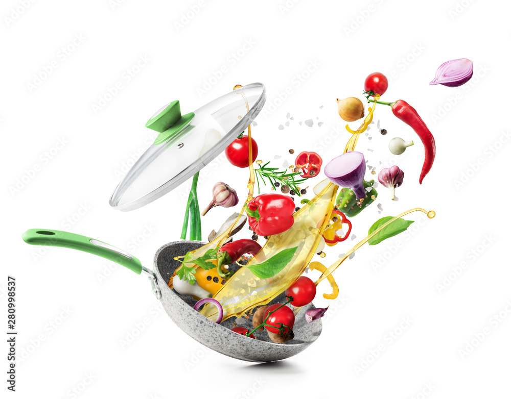 Fototapeta Koncepcja gotowania. Warzywa lecą z patelni na białym tle. Zdrowe jedzenie.