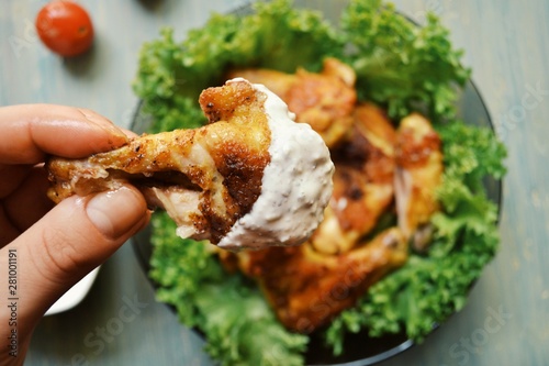 Bilde på lerret Chicken wings and lettuce and tomato