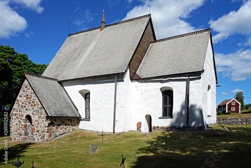 Obraz na płótnie Die mittelalterliche Kirche von Alnö in Schweden w salonie