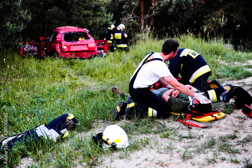 Strażacy ratują człowieka z wypadku ćwiczenia
