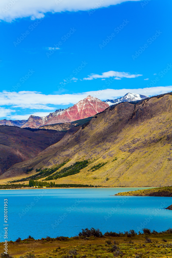 Fototapeta premium Błękitne jezioro u podnóża gór