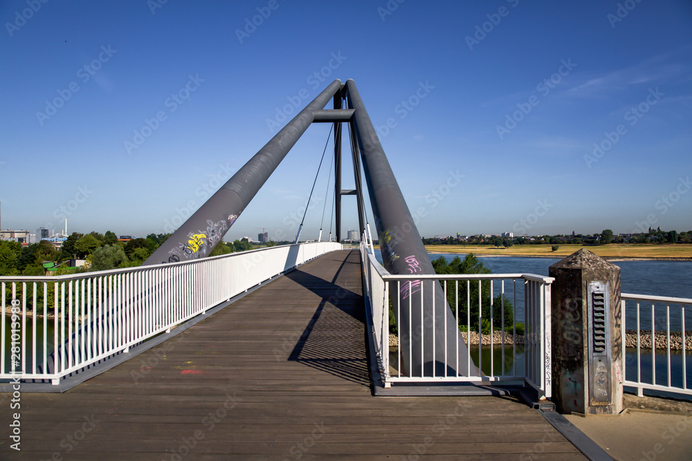 Fußgängerbrücke in Medienhafen Düsseldorf Fußgängerbrücke in Medienhafen Düsseldorf