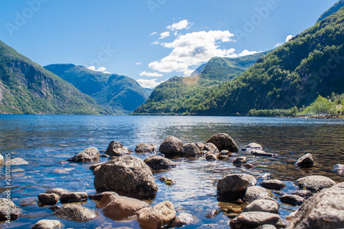 See Eidfjordvatnet am Fluss Eio in Norwegen