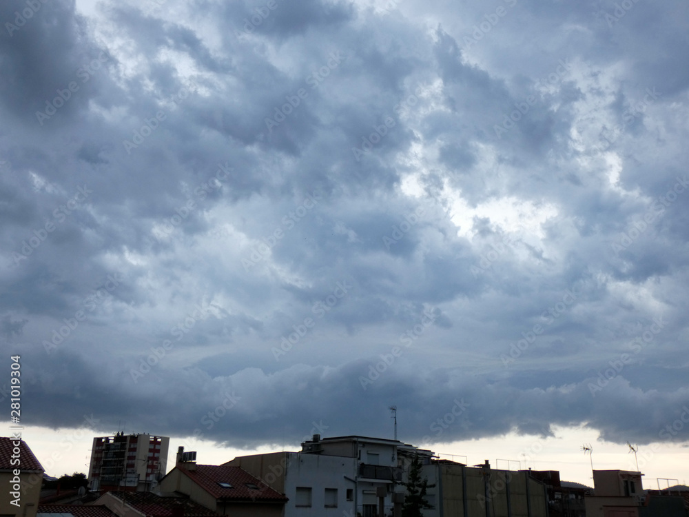 Nubes amenazadoras de tormenta inminente; nubes grises cargadas de agua. Lluvia