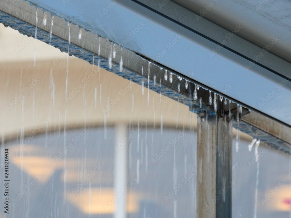 Fotografie Tormenta de verano, lluvia, gotas de agua de la lluvia, salpicando todo lo que t