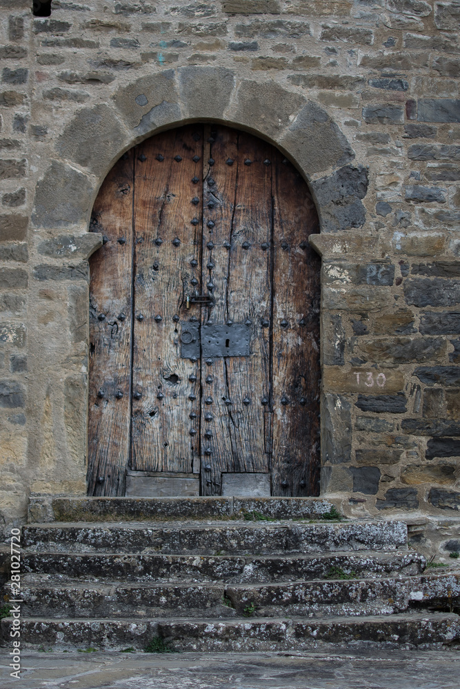 puerta de madera maciza en una pared de piedra
