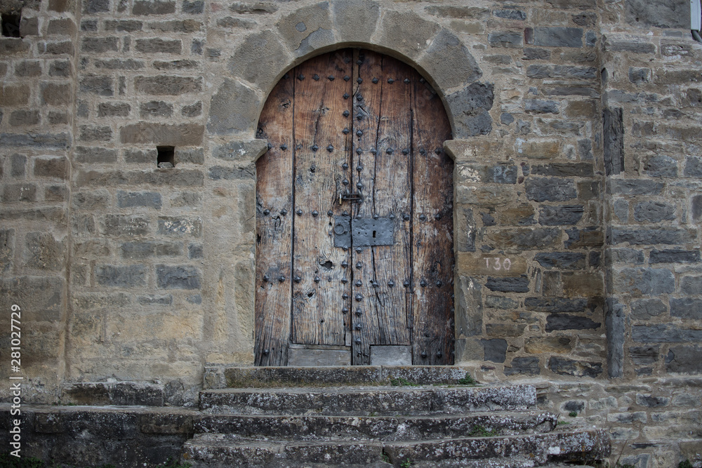 puerta de madera maciza en una pared de piedra