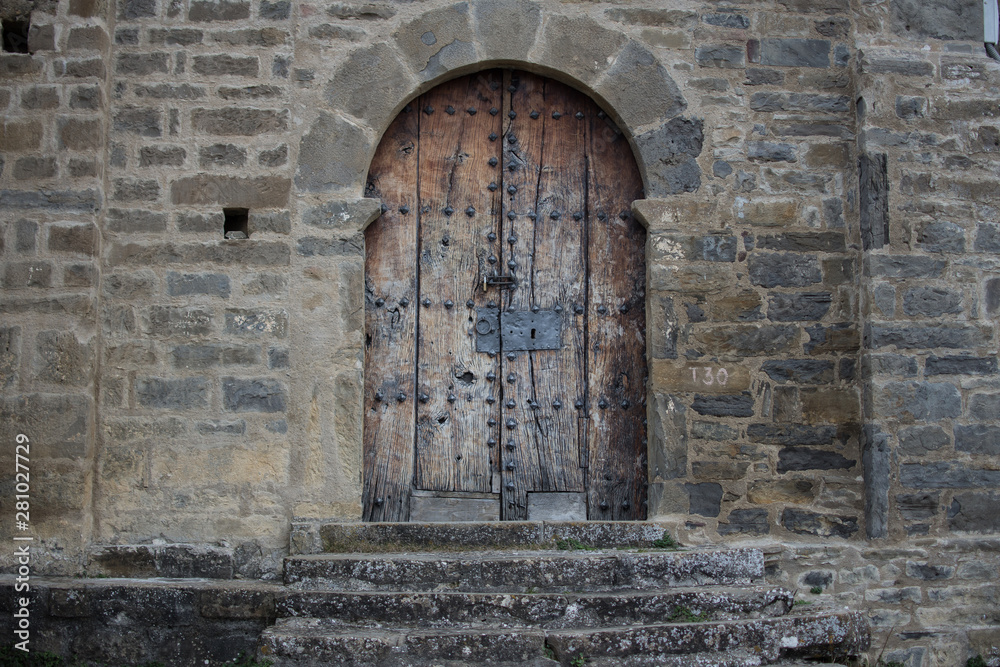 puerta de madera maciza en una pared de piedra puerta de madera maciza en una pared de piedra