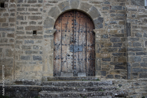 puerta de madera maciza en una pared de piedra