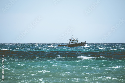 barco pesquero en el mar