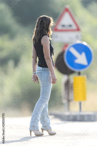 donna modella alta risoluzione tacchi alti sandali e mini abito estivo  photo