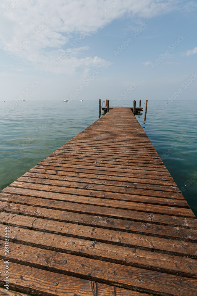 Naklejka premium Foodbridge nad jeziorem Garda
