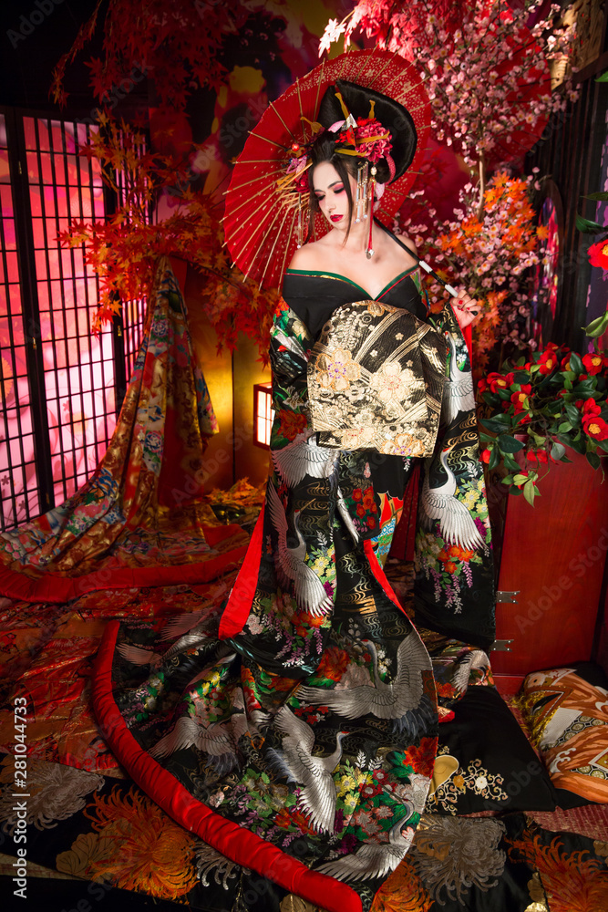 Geisha morena con paraguas y abanico Stock Photo | Adobe Stock