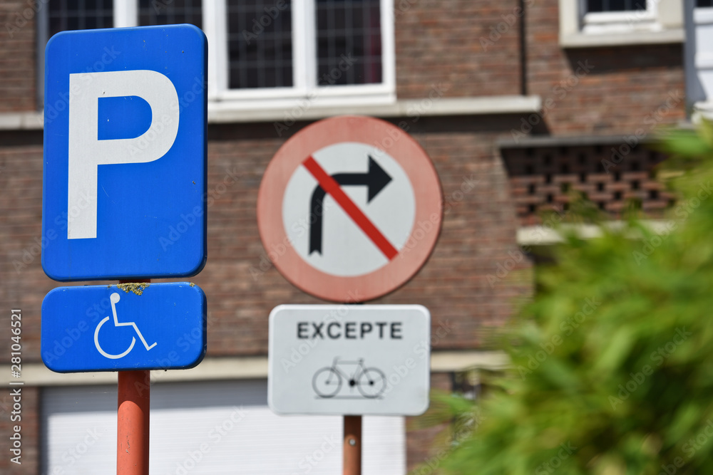 panneaux signaux route routier permis conduire voiture mobilite transport ville environnement tourner interdit interdiction velo cycliste parking handicape panneaux signaux route routier permis conduire voiture mobilite transport ville environnement tourner interdit interdiction velo cycliste parking handicape
