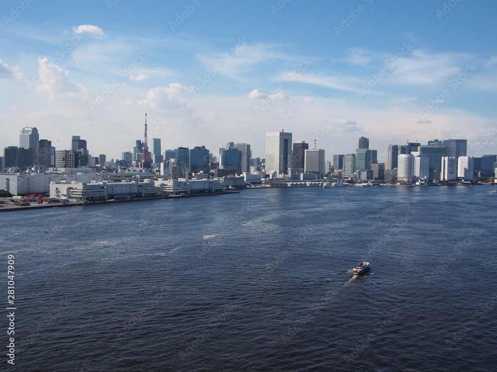 東京湾を行き交う船の風景