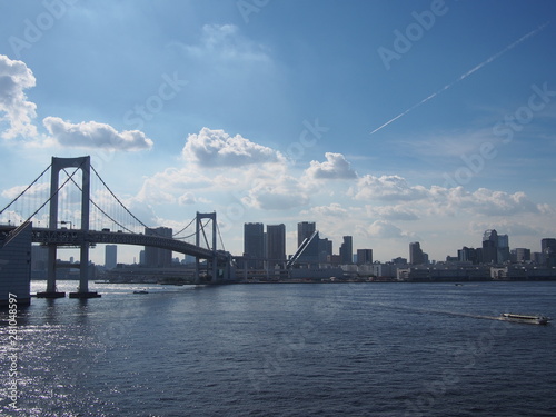 東京湾のレインボーブリッジを行き交う屋形船の風景