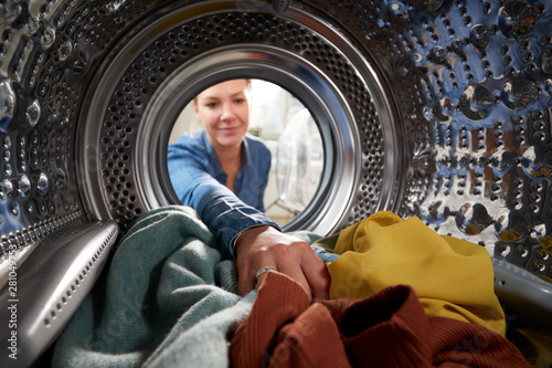 Cuadro en lienzo View Looking Out From Inside Washing Machine As Young Woman Does Laundry
