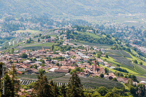 Dorf Tirol, Kirche, Weinberge, Wanderweg, Obstbäume, Meran, Vinschgau, Südtirol, Sommer, Italien