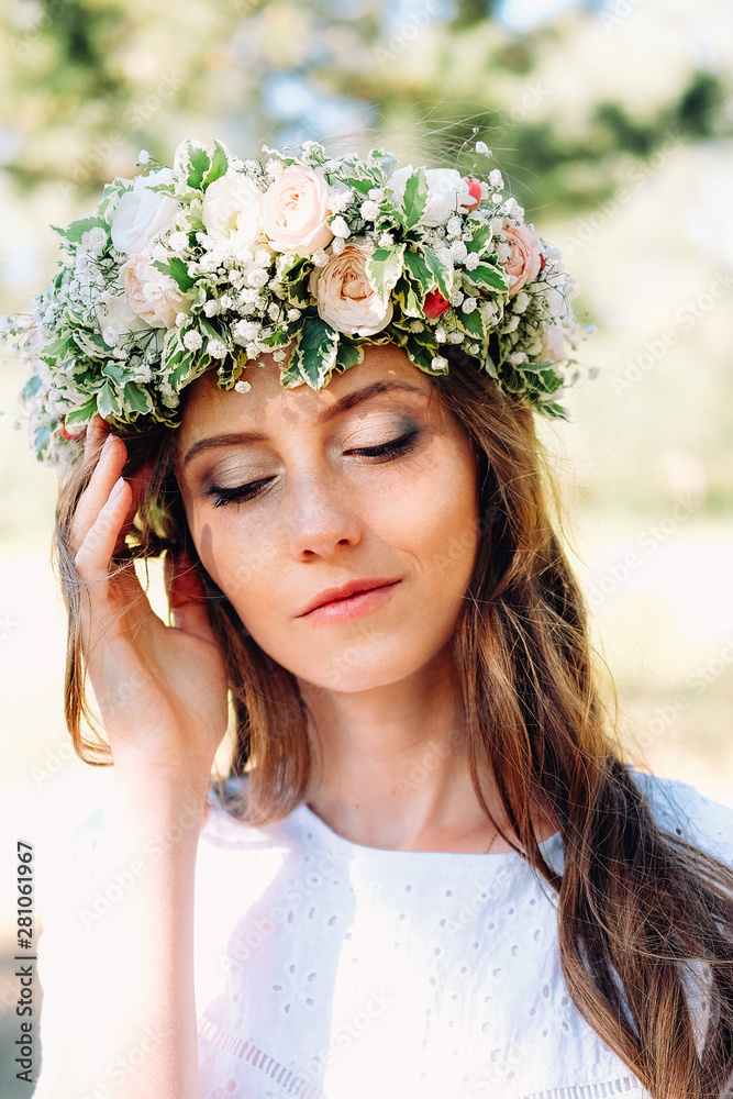 Obraz premium Tender young caucasian woman wearing white wreath